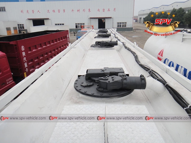 Top View of Fuel Tank Semi-trailer with Sinotruk Tractor Head Top View of Fuel Tank Semi-trailer with Sinotruk Tractor Head